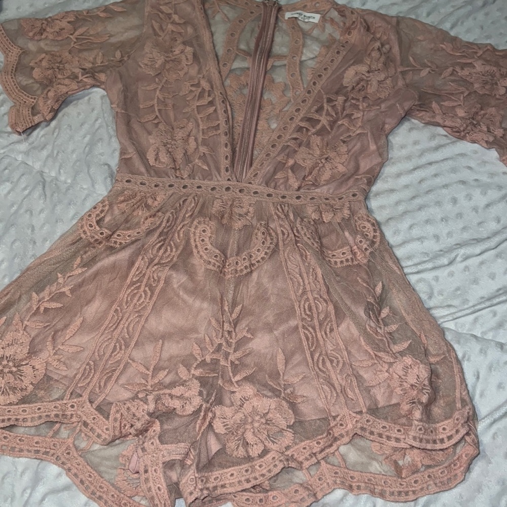 Honey punch size small blush pink lace romper